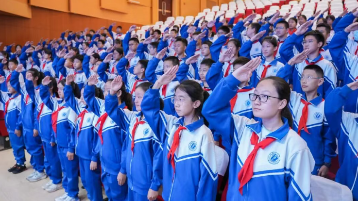 强国复兴有我 争当新时代好少年 ——记北京十二中本部初一年级建队仪式